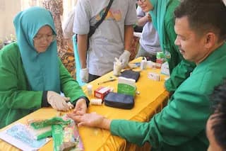 kolaborasi bakti sosial hmj farmasi uinam dan mahasiswa fakultas kedokteran dan ilmu kesehatan