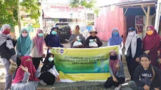 Cegah Penyebaran Covid-19, HMJ Farmasi, Jurusan Farmasi UINAM DAN APTFI Kerja Sama Bagikan Masker dan Sembako ke Masyarakat